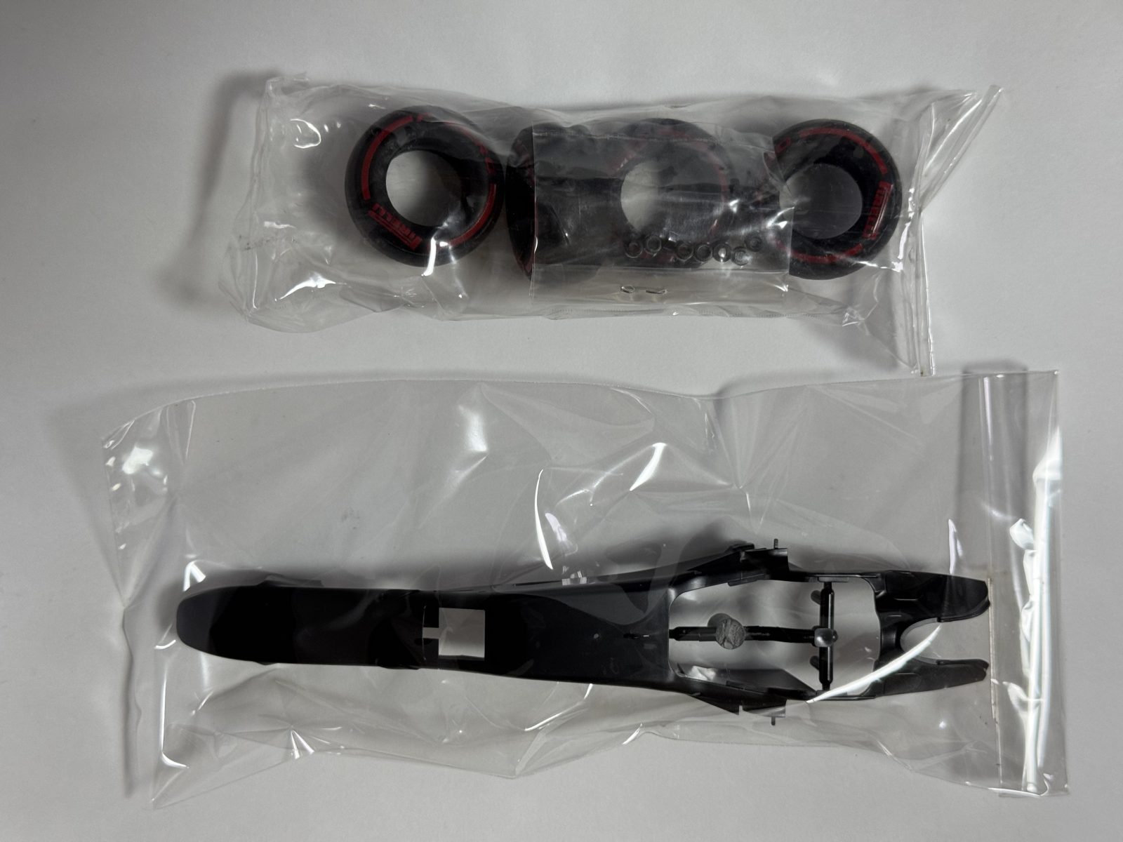 EBBRO McLAREN HONDA MP4-30 Middle-season 1/20 model kit — contents photo 1