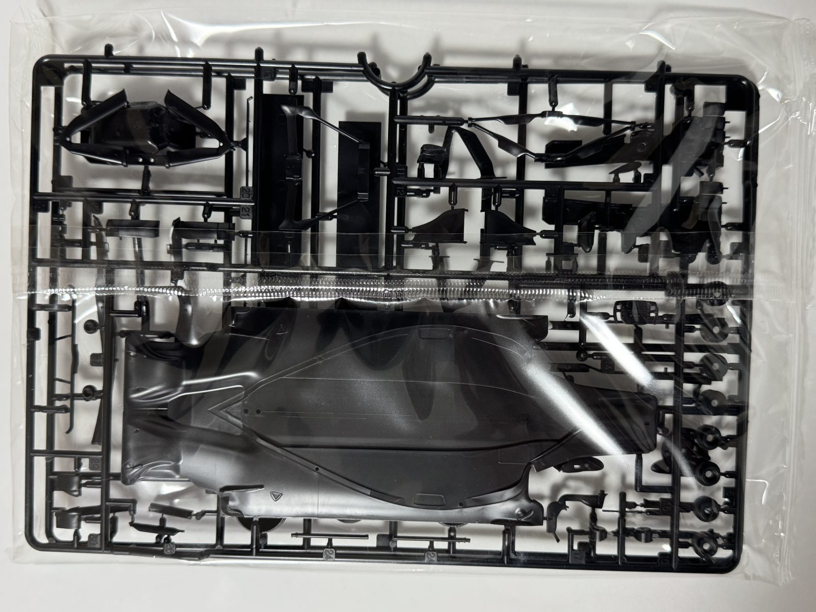 EBBRO McLAREN HONDA MP4-30 Middle-season 1/20 model kit — contents photo 3