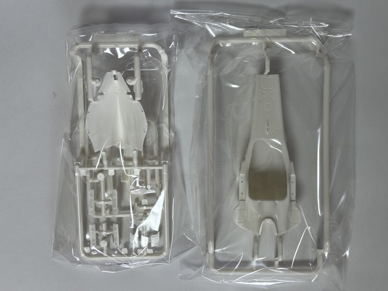 FUJIMI Sauber C30 — Monaco GP 1/20 model kit — contents photo 1