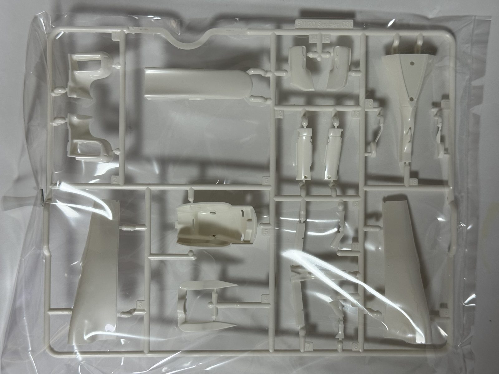 FUJIMI Sauber C30 — Monaco GP 1/20 model kit — contents photo 2