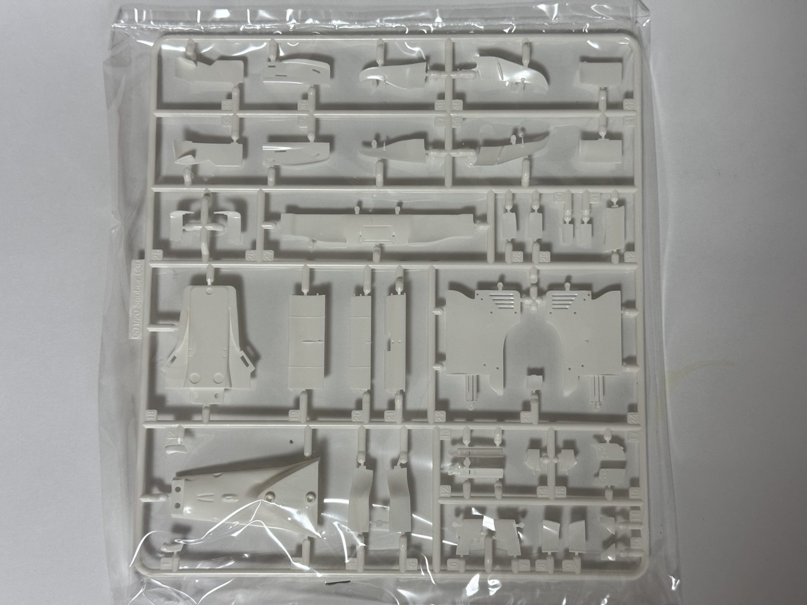 FUJIMI Sauber C30 — Monaco GP 1/20 model kit — contents photo 3