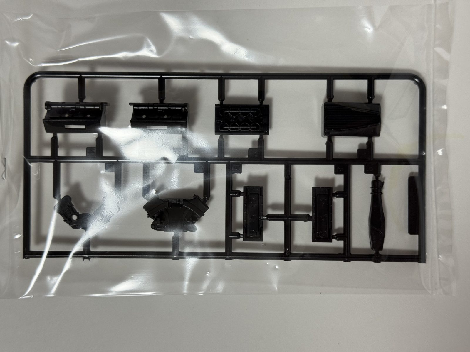 FUJIMI Sauber C30 — Monaco GP 1/20 model kit — contents photo 4