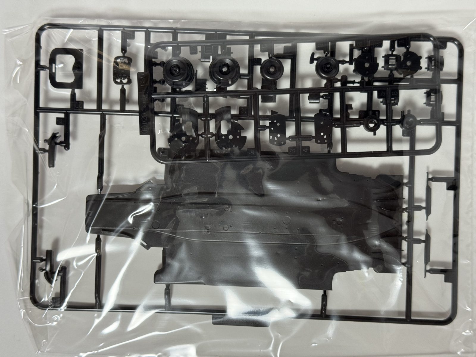FUJIMI Sauber C30 — Monaco GP 1/20 model kit — contents photo 6