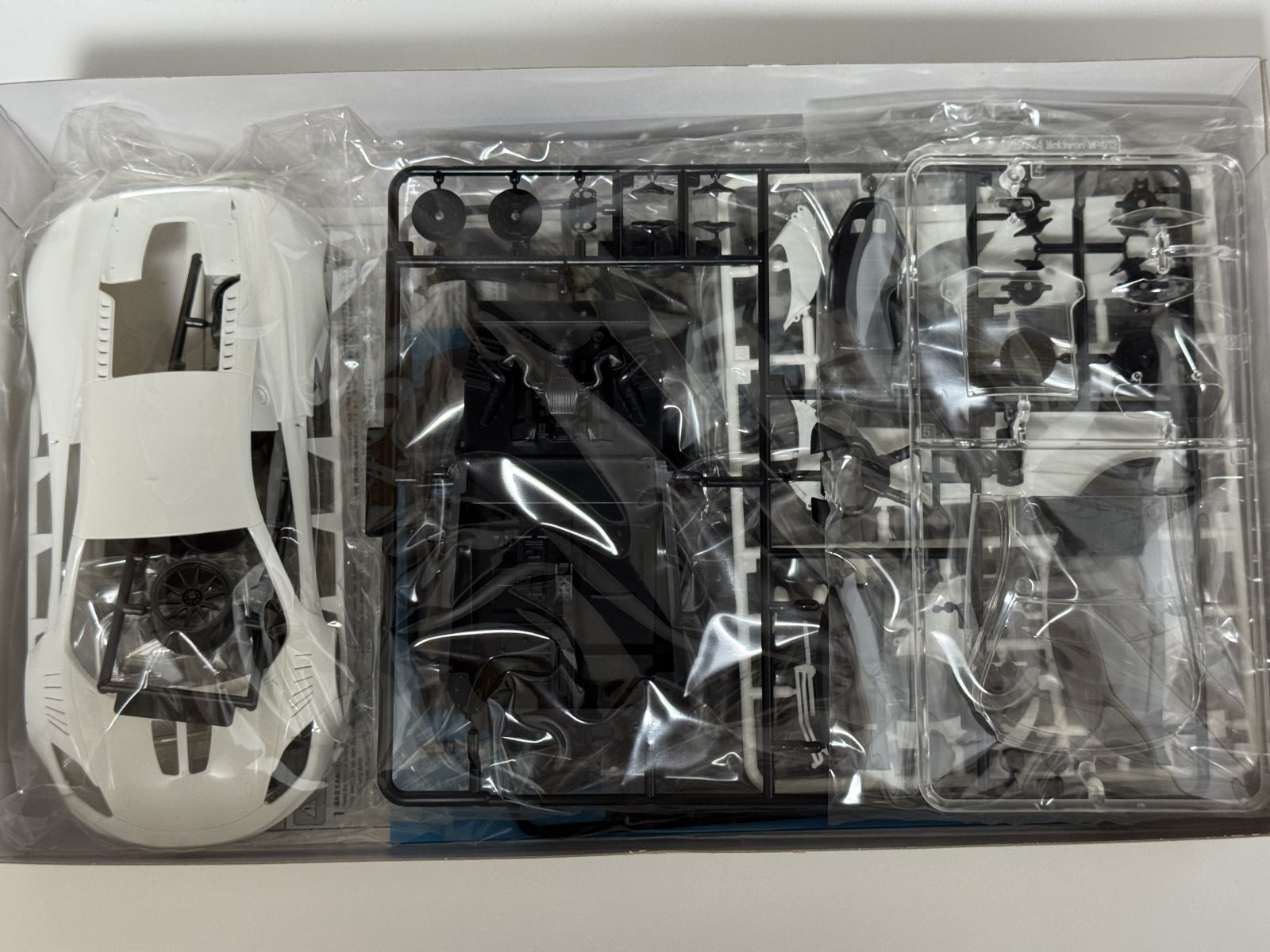 FUJIMI MP4-12C GT3 Spa 24h Race #60 1/24 model kit — contents photo 1