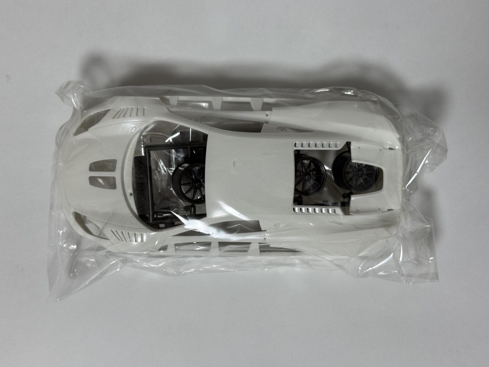 FUJIMI MP4-12C GT3 Spa 24h Race #60 1/24 model kit — contents photo 2