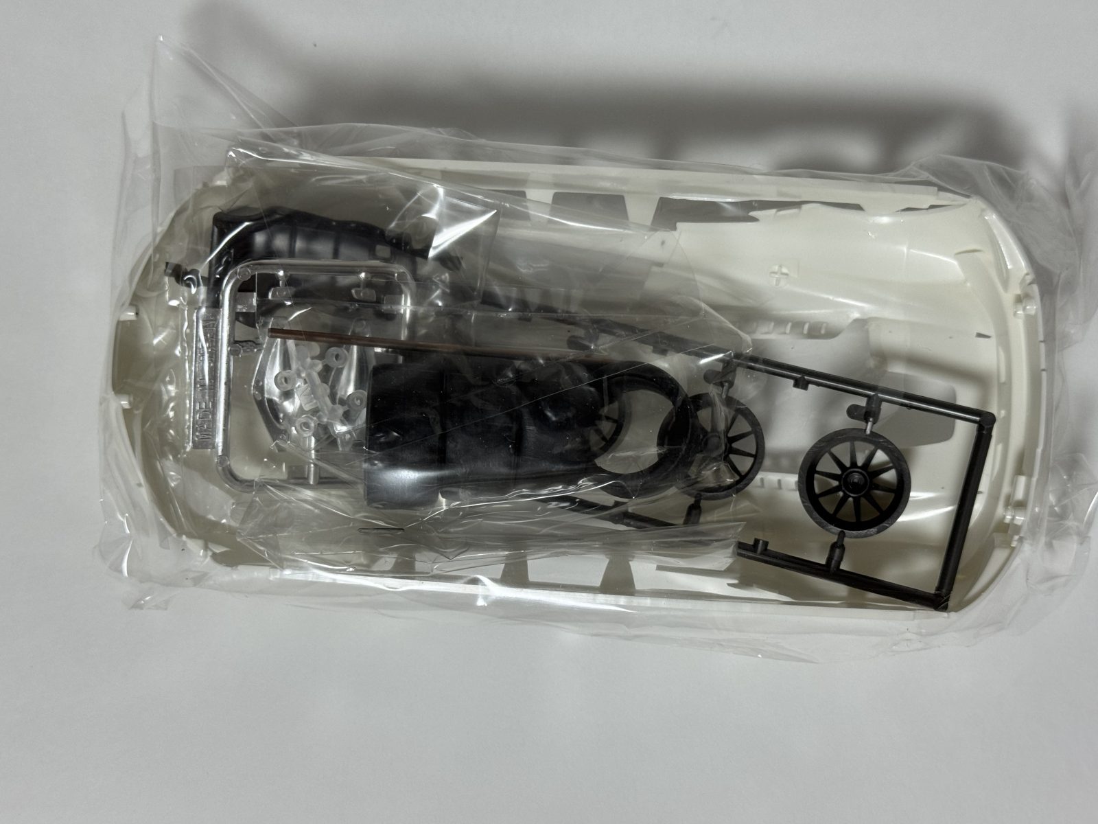 FUJIMI MP4-12C GT3 Spa 24h Race #60 1/24 model kit — contents photo 3