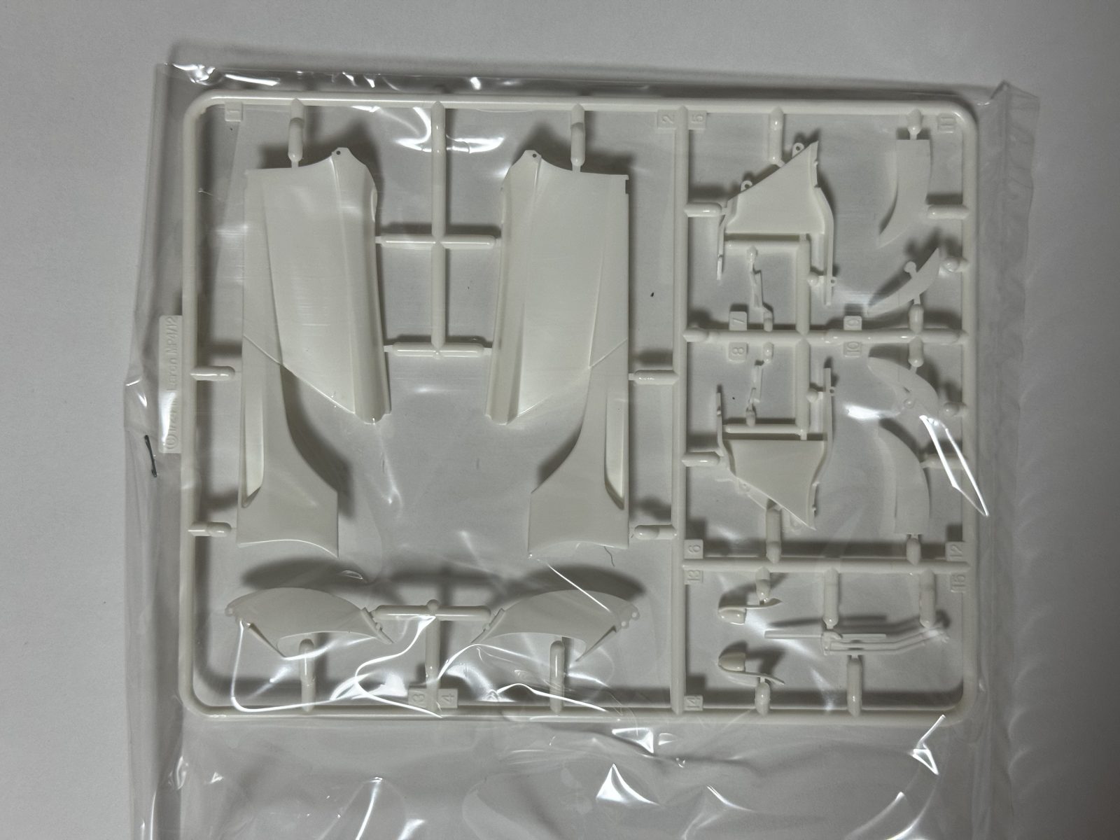 FUJIMI MP4-12C GT3 Spa 24h Race #60 1/24 model kit — contents photo 5