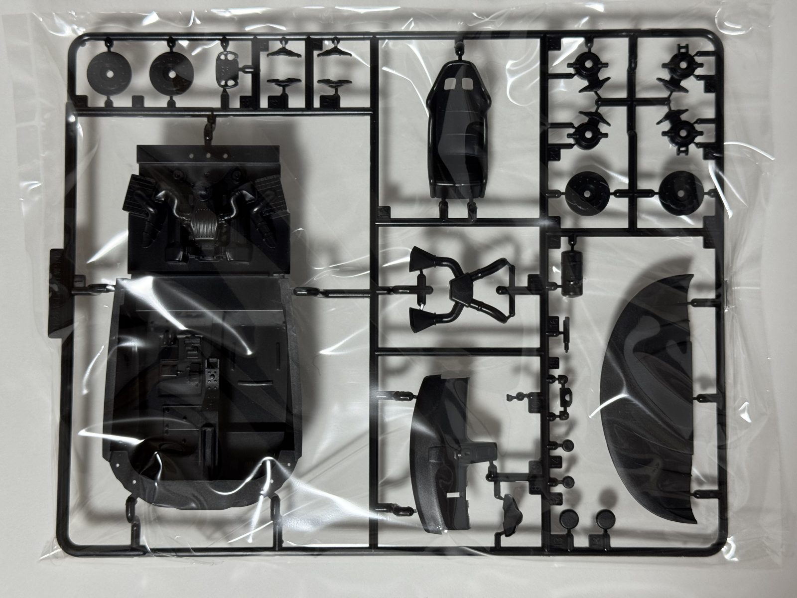 FUJIMI MP4-12C GT3 Spa 24h Race #60 1/24 model kit — contents photo 6
