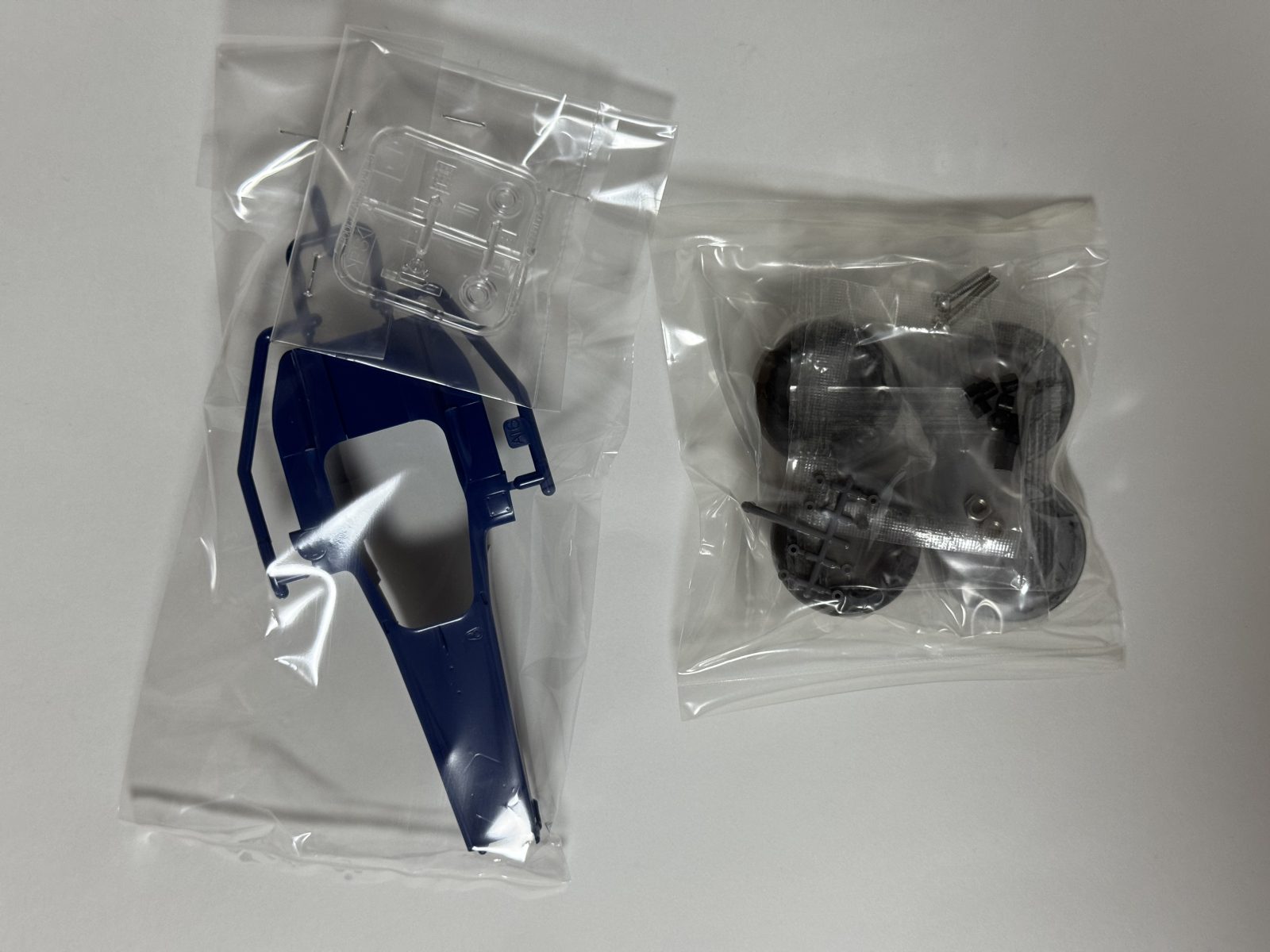 TAMIYA Red Bull Racing Renault RB6 1/20 model kit — contents photo 1