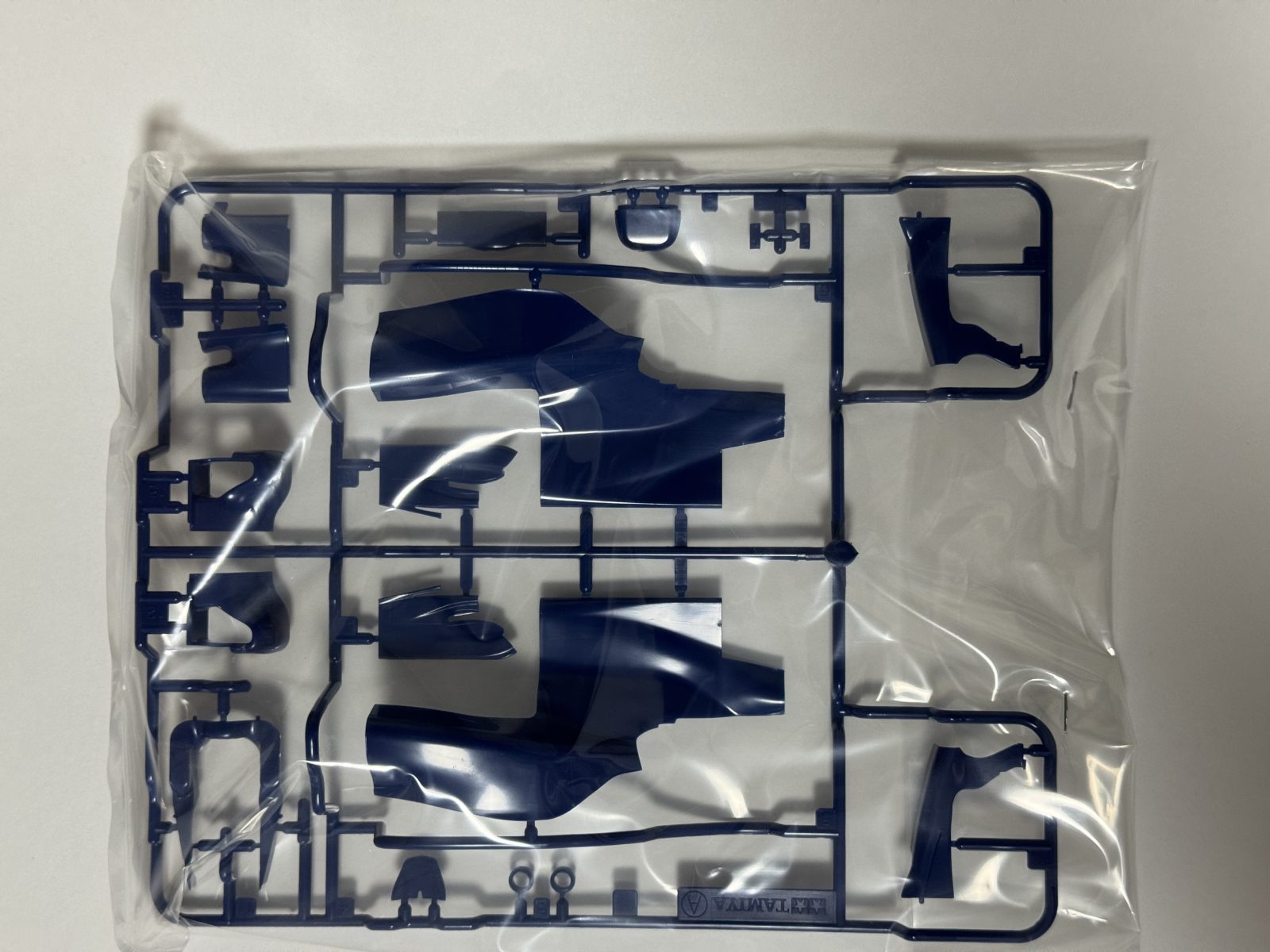 TAMIYA Red Bull Racing Renault RB6 1/20 model kit — contents photo 2