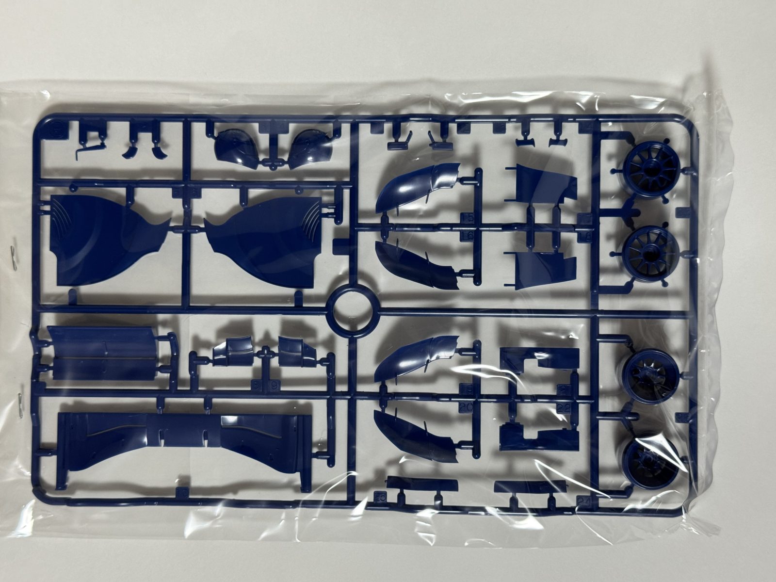 TAMIYA Red Bull Racing Renault RB6 1/20 model kit — contents photo 3