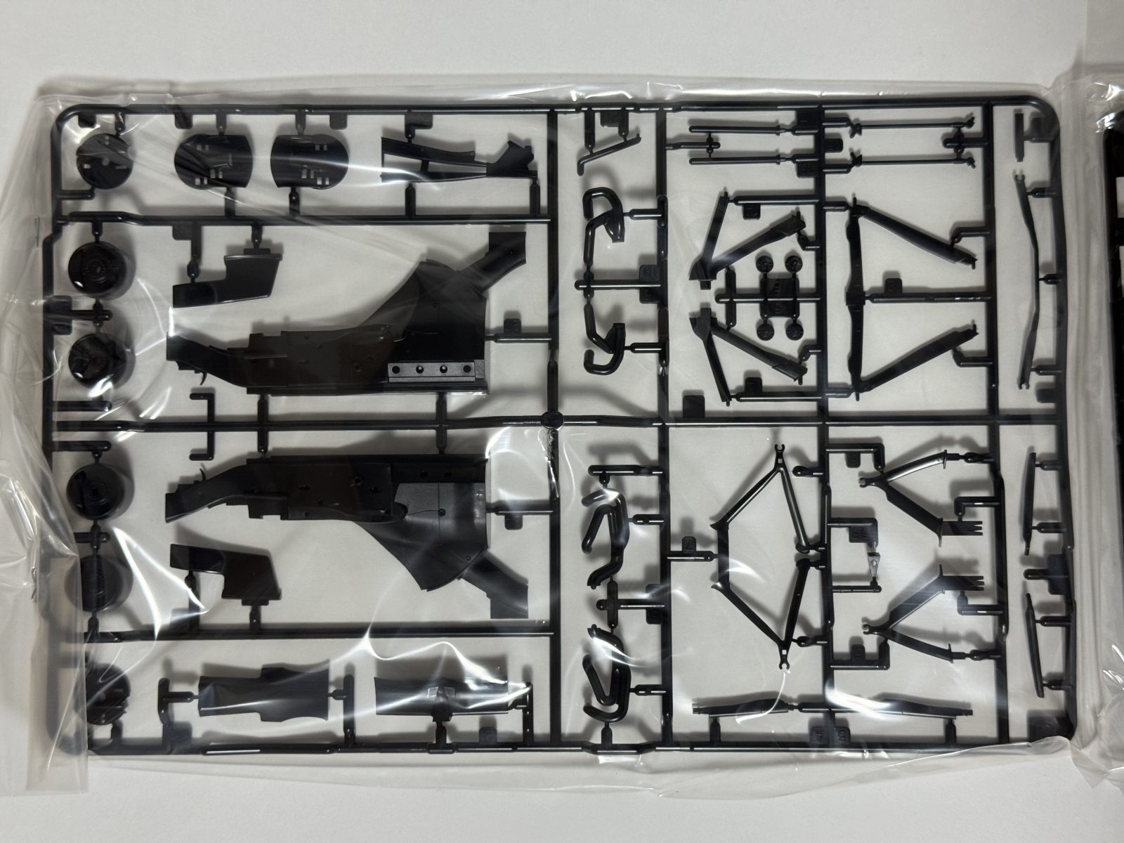TAMIYA Red Bull Racing Renault RB6 1/20 model kit — contents photo 5
