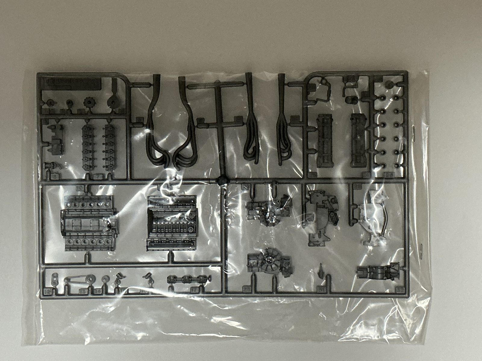 TAMIYA BRABHAM BT46 ALFAROMEO [CLEAR COWL Edition] 1/20 model kit — contents photo 3