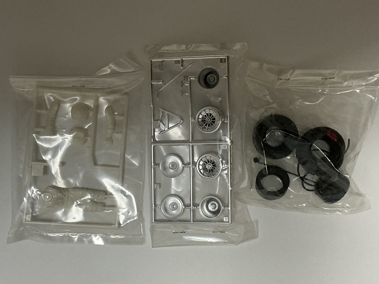 TAMIYA BRABHAM BT46 ALFAROMEO [CLEAR COWL Edition] 1/20 model kit — contents photo 4