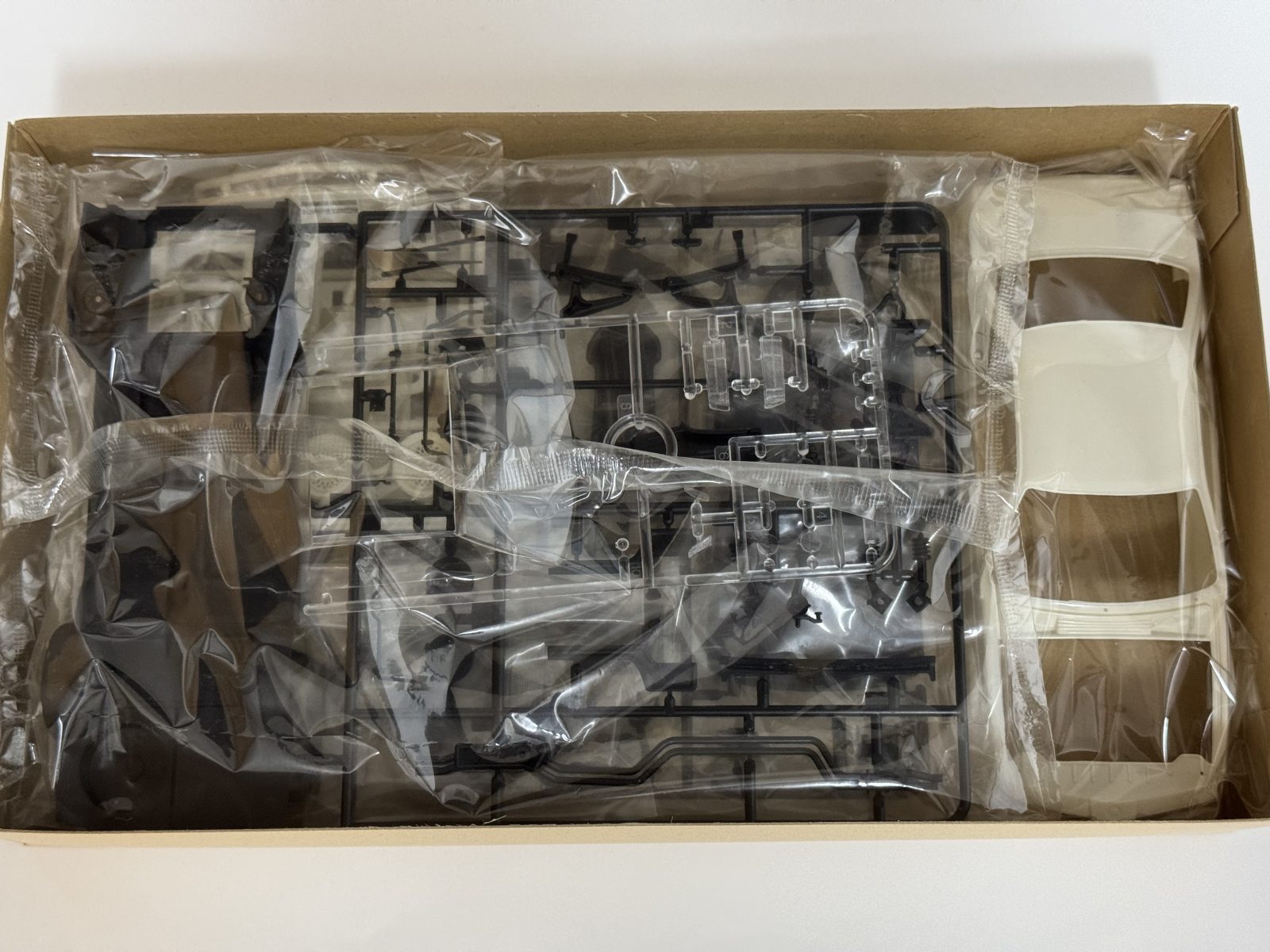 TAMIYA BMW 635CSi Gr.A RACING 1/24 model kit — contents photo 1