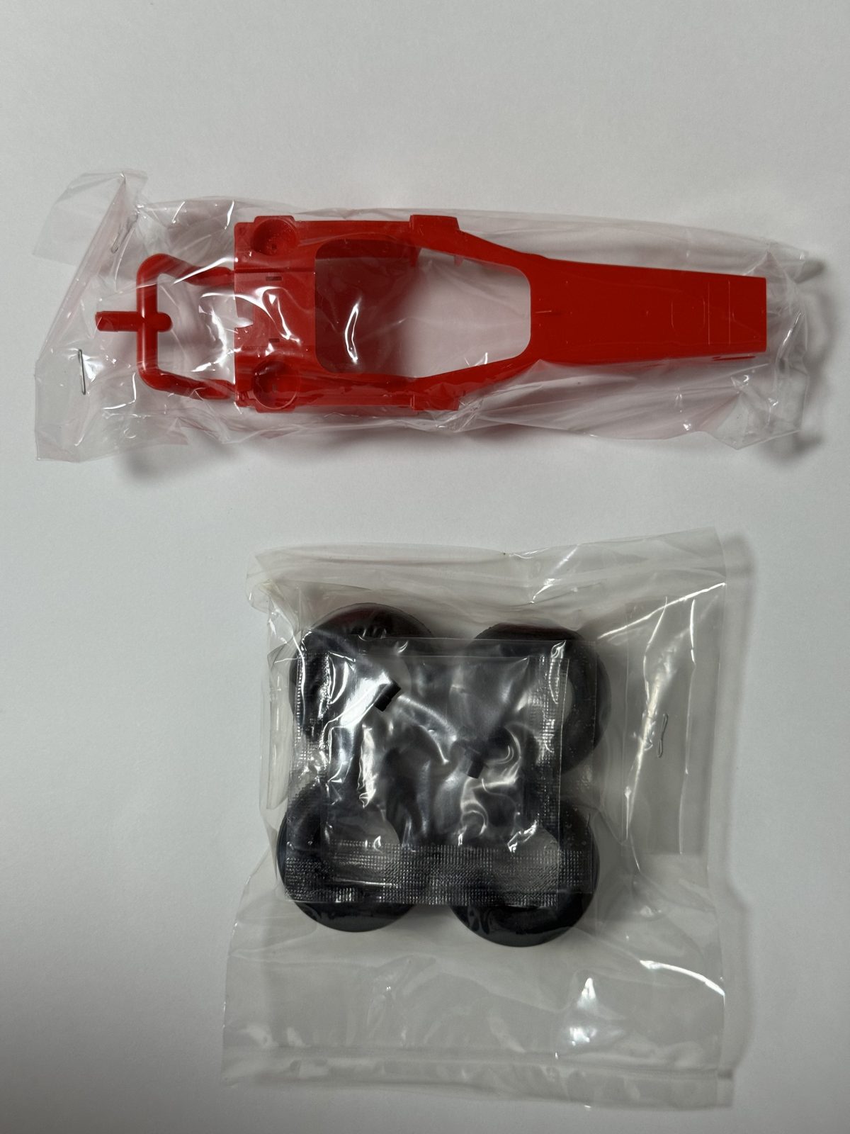 TAMIYA Ferrari F60 1/20 model kit — contents photo 1