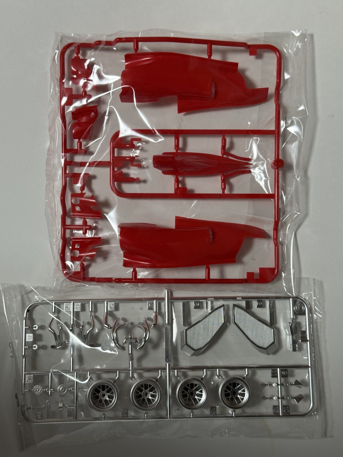 TAMIYA Ferrari F60 1/20 model kit — contents photo 2
