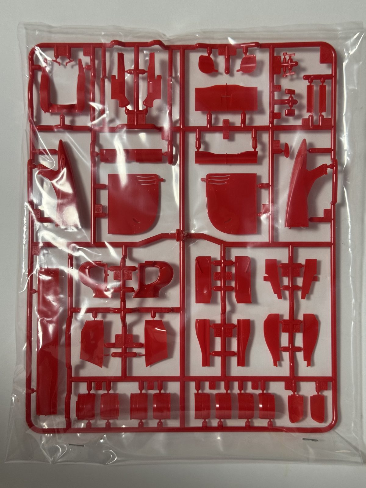 TAMIYA Ferrari F60 1/20 model kit — contents photo 3