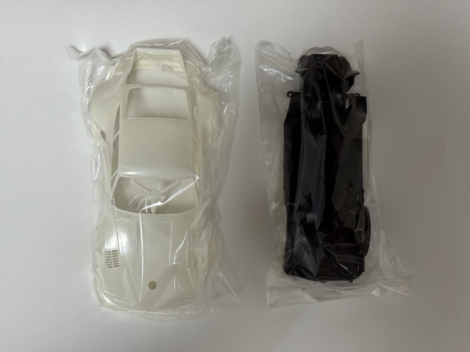 TAMIYA PORSCHE 935 TURBO MARTINI 1/24 model kit — contents photo 1