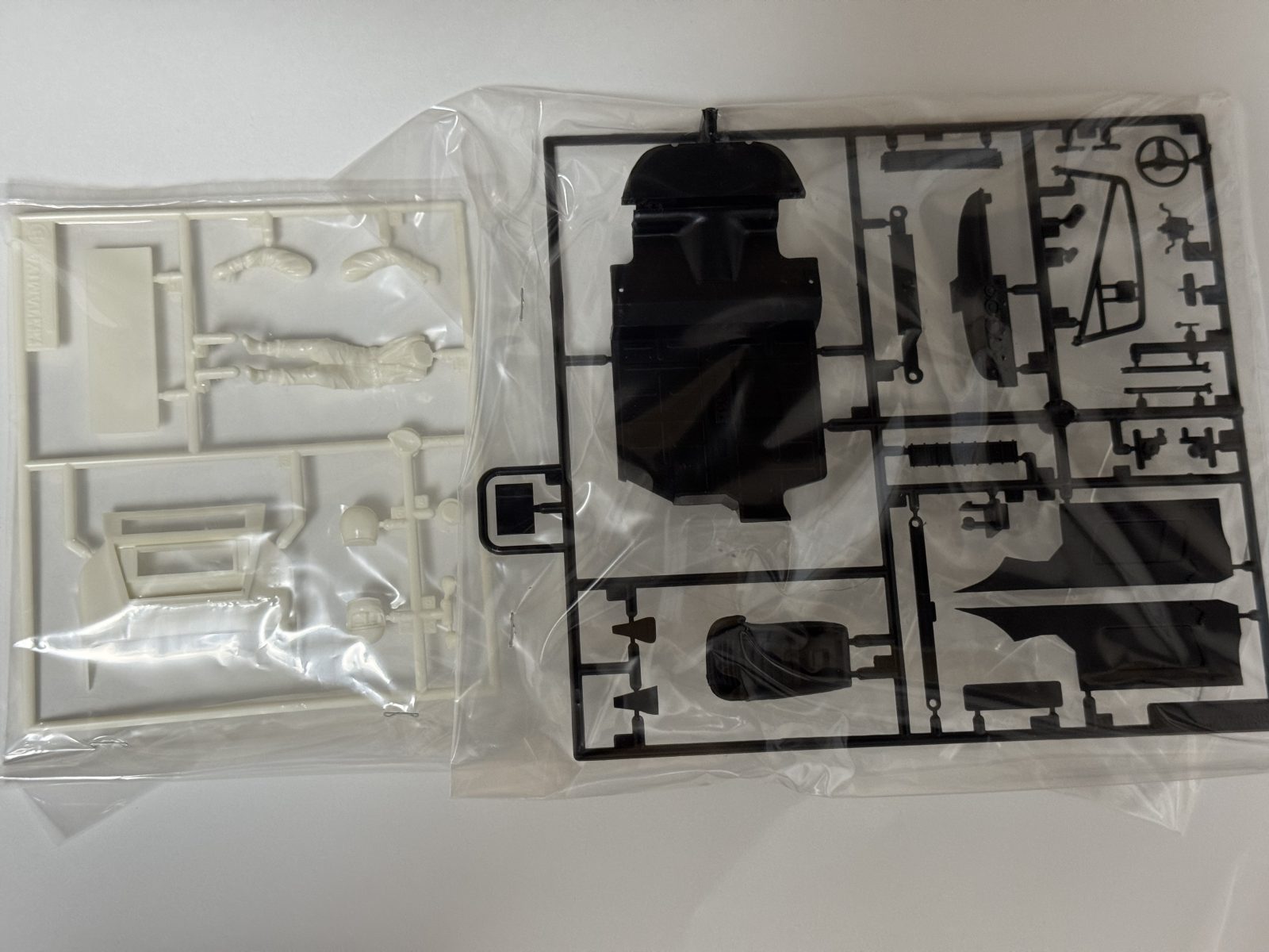 TAMIYA PORSCHE 935 TURBO MARTINI 1/24 model kit — contents photo 2