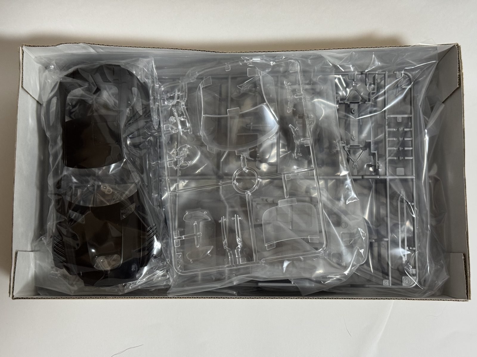 TAMIYA LEON CVSTOS AMG GT3 1/24 model kit — contents photo