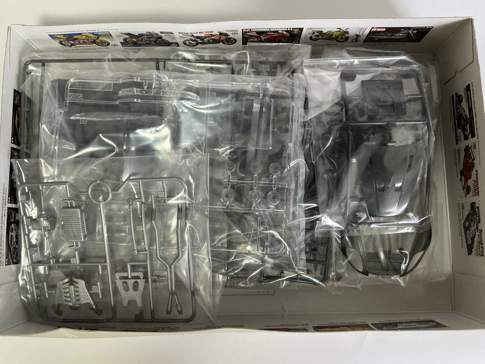 TAMIYA ASTON MARTIN DBS 1/24 model kit — contents photo 1