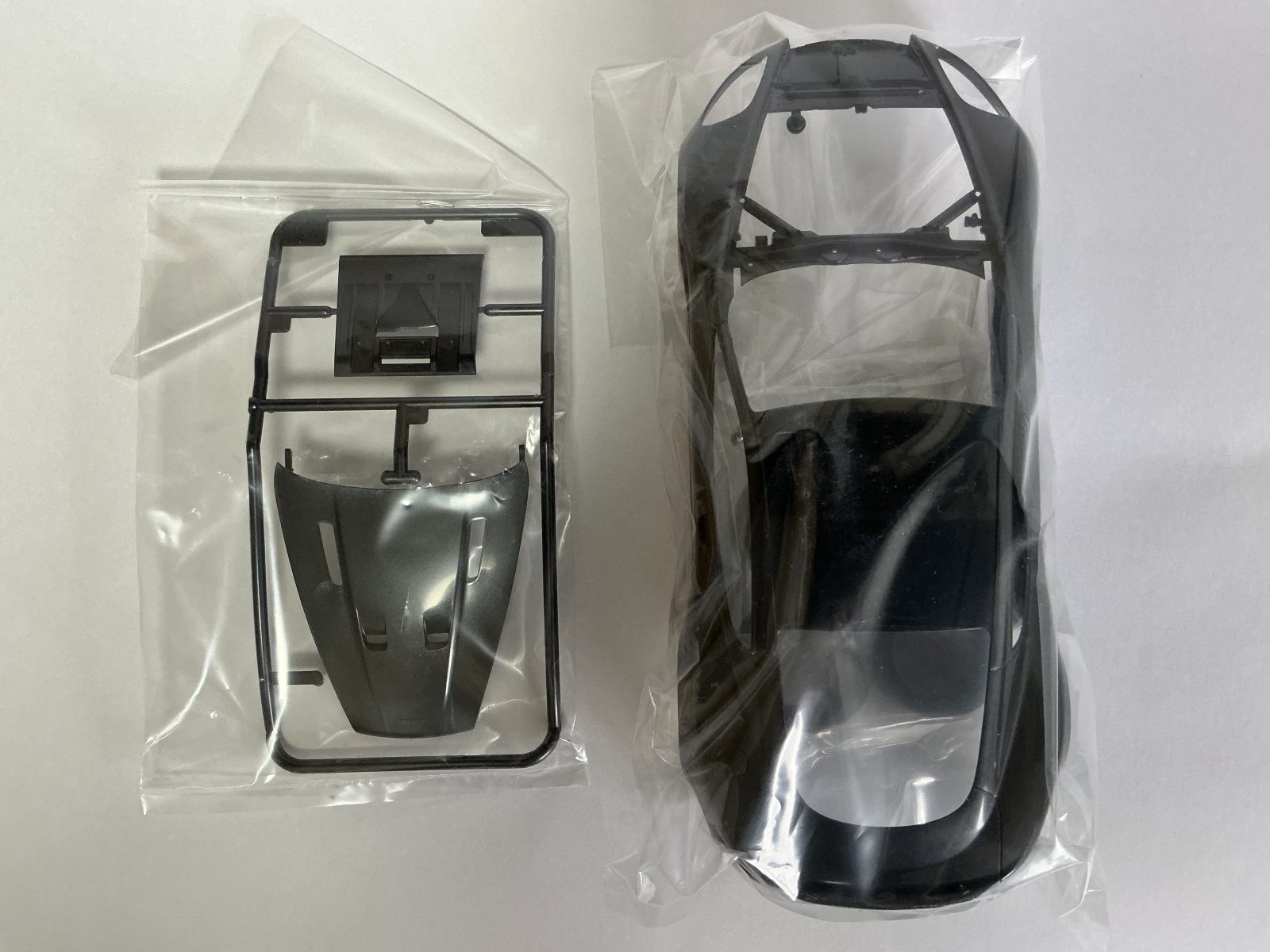 TAMIYA ASTON MARTIN DBS 1/24 model kit — contents photo 2