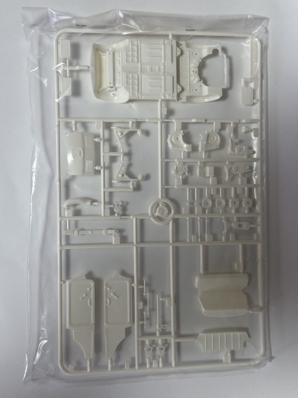 TAMIYA FIAT 500F 1/24 model kit — contents photo 2