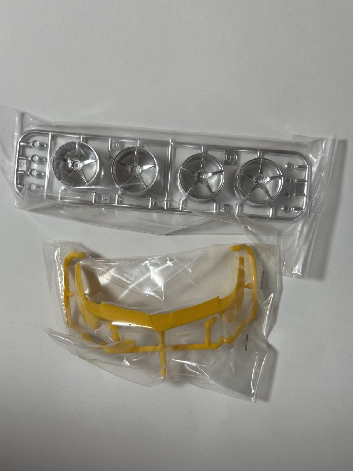 TAMIYA Ferrari La ferrari [Yellow version] 1/24 model kit — contents photo 3