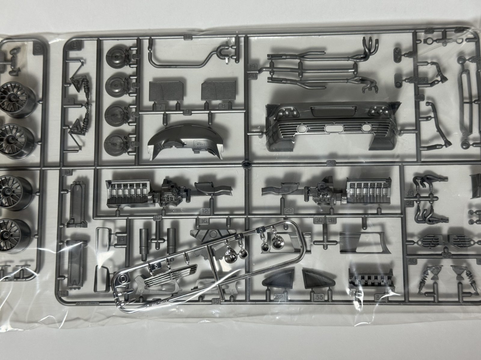 TAMIYA MERCEDES CLK-GTR TEAM CLK SPORTSWEAR  [Clear Cowl Edition] 1/24 model kit — contents photo 3
