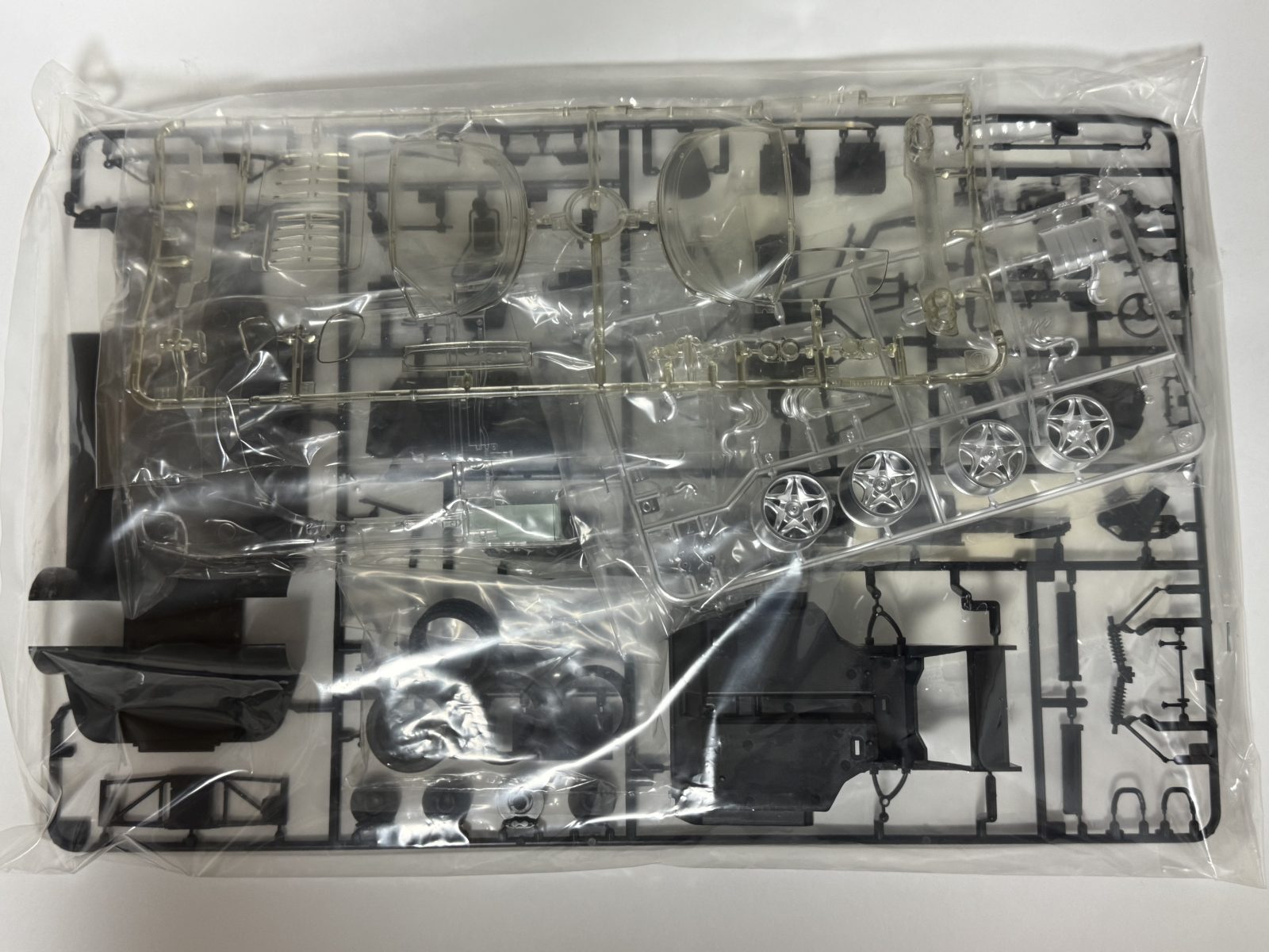 TAMIYA Ferrari F50 [Clear Cowl Edition] 1/24 model kit — contents photo 2