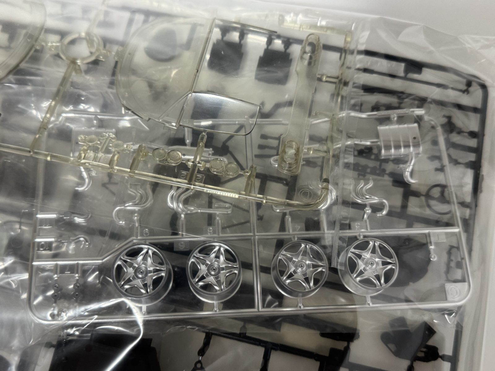 TAMIYA Ferrari F50 [Clear Cowl Edition] 1/24 model kit — contents photo 3