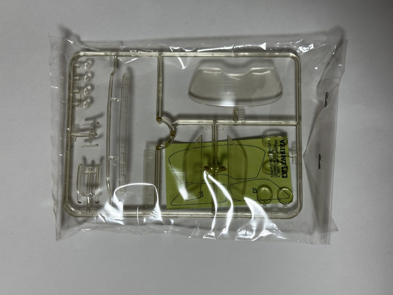TAMIYA Porsche 911 GT1  [Clear Cowl Edition] 1/24 model kit — contents photo 2