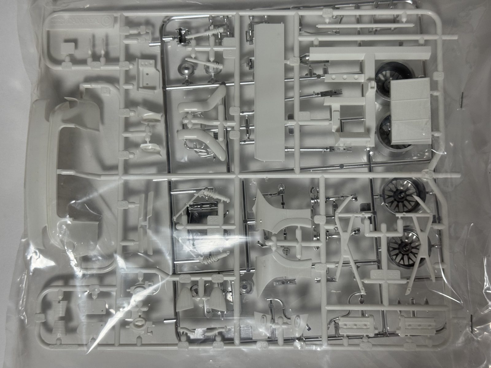 TAMIYA Porsche 911 GT1  [Clear Cowl Edition] 1/24 model kit — contents photo 4
